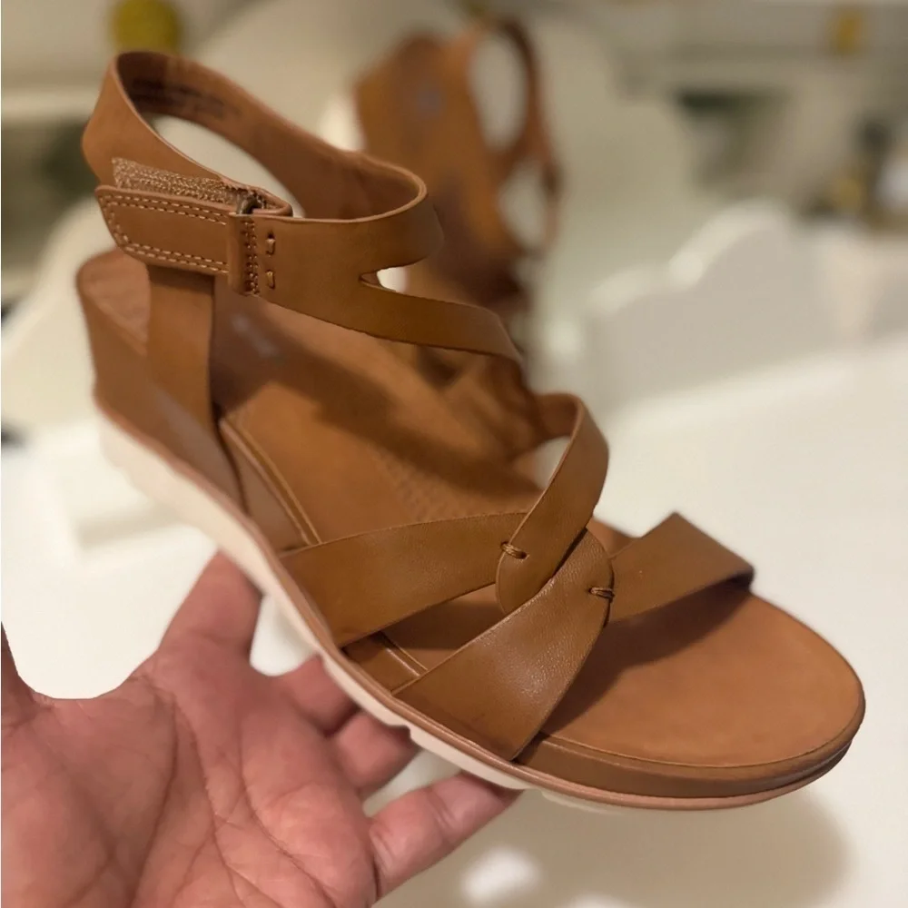 Posture Women's Brown Wedge Sandals are soft and cozy. In excellent  conditions_4